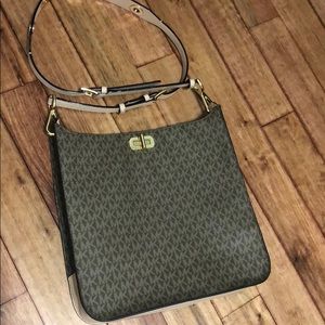 Micheal Kors Sullivan messenger bag